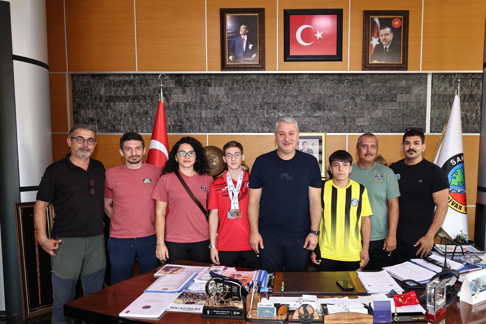 Serdivan Belediye Başkanı Osman Çelik Başarılı Sporcuları Ödüllendirdi