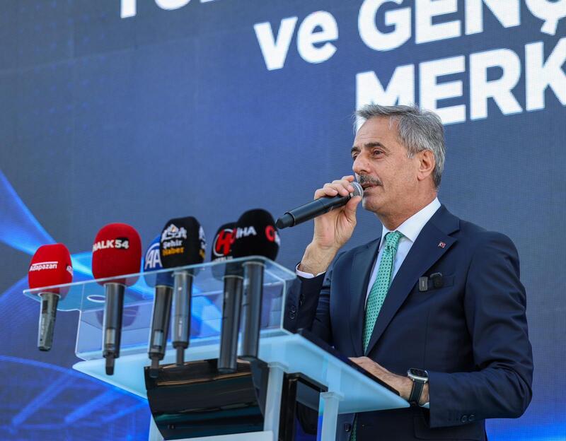 Alemdar, Arifiye Gençlik Merkezi ve Yüzme Havuzunun tanıtımında açıkladı