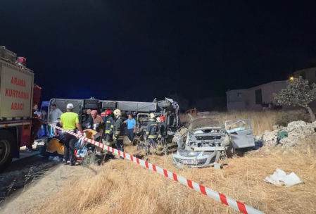Yolcu midibüsü ile otomobilin çarpışması sonucu 7 kişi öldü, 16 kişi yaralandı
