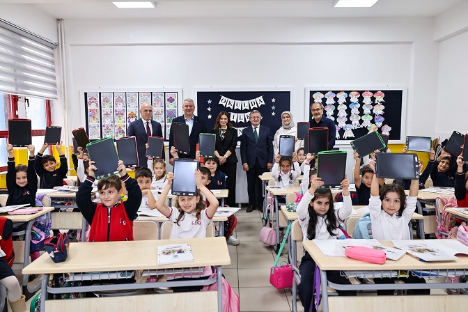 Osman Çelikten Minik Öğrencilere Sürpriz Ziyaret