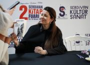 Şermin Yaşar’a Yoğun İlgi: Uzun İmza Kuyrukları Oluştu