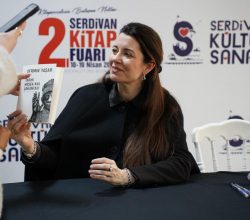 Şermin Yaşar’a Yoğun İlgi: Uzun İmza Kuyrukları Oluştu