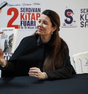 Şermin Yaşar’a Yoğun İlgi: Uzun İmza Kuyrukları Oluştu