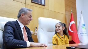 Yusuf Alemdar başkanlığı Elisa’ya devretti: “Hayal kurmaktan asla vazgeçmeyin”