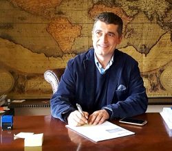 RİYAKÂR AVRUPA CAN ÇEKİŞİYOR; AKREP SAHİBİNİ SOKMAYA BAŞLADI!