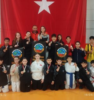 Serdivanlı Karatecilerden Büyük Başarı: 25 Madalya ile Zirveye Damga Vurdular