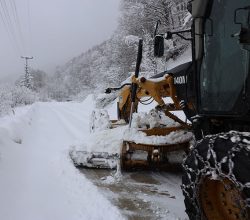Büyükşehir’in kar mesaisi sonuç verdi: 6 grup yolu ulaşıma açıldı