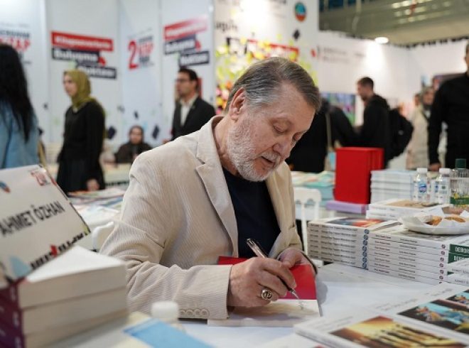 Serdivan Kitap Fuarı’nda Ünlü İsimlere Büyük İlgi