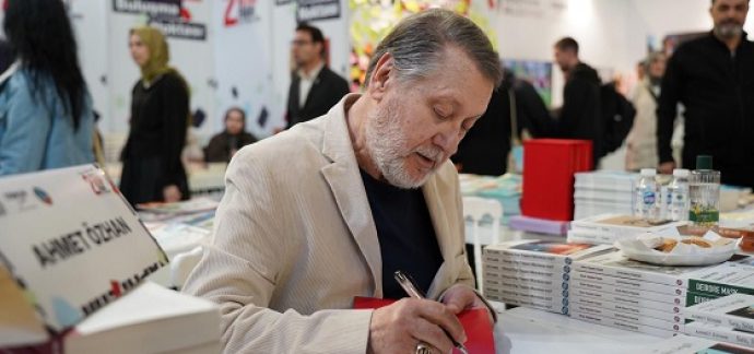Serdivan Kitap Fuarı’nda Ünlü İsimlere Büyük İlgi