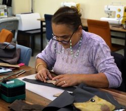 Camili SAMEK’te bir ilk: Deri aksesuarları dersi başladı