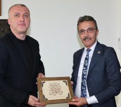 BAŞKAN ŞENOL DİNÇ İL HALK KÜTÜPHANESİNİ ZİYARET ETTİ