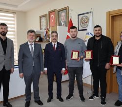 BELEDİYEDE ANLAMLI BULUŞMA: ‘KİMSE GÖRMEDEN’ PROJESİNE DESTEK VEREN ESNAFLARA TEŞEKKÜR