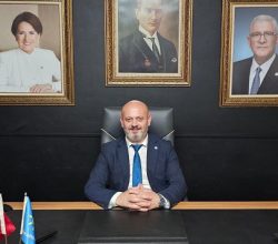 Başkan Sarıoğlu’ndan bayrak tepkisi: Tüm Sakarya’yı bayrak asmaya davet etti