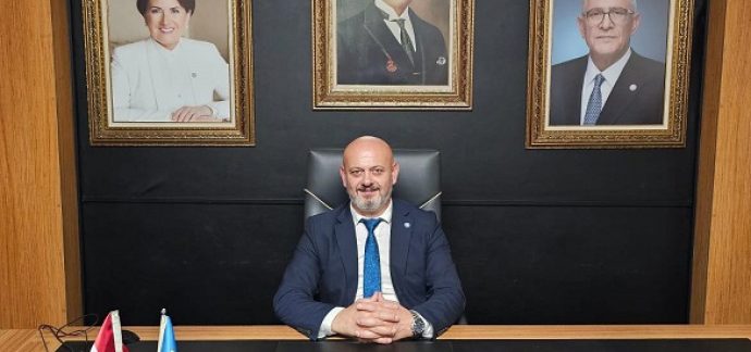 Başkan Sarıoğlu’ndan bayrak tepkisi: Tüm Sakarya’yı bayrak asmaya davet etti