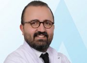 Böbrek taşlarının oluşumunu önlemek için yeterli su içmek şarttır.