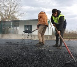 ERENLER’DE ASFALT ÇALIŞMALARI YENİ YILDA DA HIZ KESMEDİ