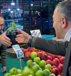 Mehmet DEMİR; Akyazı pazaryerinde esnafla kucaklaştı