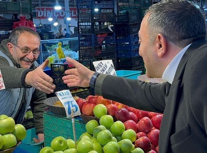 Mehmet DEMİR; Akyazı pazaryerinde esnafla kucaklaştı