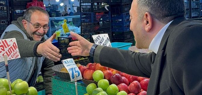 Mehmet DEMİR; Akyazı pazaryerinde esnafla kucaklaştı