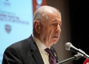 Prof. Dr. Ümit Özdağ, 1. Türkiye Sağlık Çalıştayının kapanış konuşmasını gerçekleştirdi.