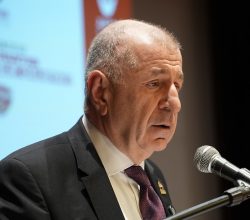 Prof. Dr. Ümit Özdağ, 1. Türkiye Sağlık Çalıştayının kapanış konuşmasını gerçekleştirdi.