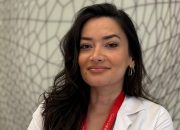 Her gün aynı saatte uyumak ve kalkmak, yeterli uyku almak, taze sebze-meyve tüketmek ve dengeli beslenmek ruh halinizi korur.