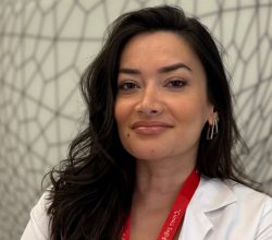 Her gün aynı saatte uyumak ve kalkmak, yeterli uyku almak, taze sebze-meyve tüketmek ve dengeli beslenmek ruh halinizi korur.