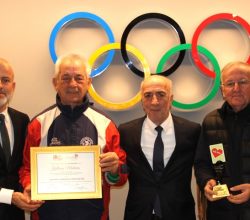 Harmanlıkspor ödülünü aldı