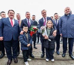 Yusuf Alemdar çocukların karne sevincini paylaştı