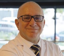 Prof. Dr. Cengiz Köksal: “Kalp hastası olmayan ileri yaş bireyler de ani tansiyon düşüklüğü ve bayılma ile oluşabilecek kazalara karşı dikkatli olmalı”