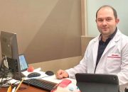 Op. Dr. Burak Akbay, küçük kesi ile alt göz kapağı cerrahisi ile ilgili bilgi verdi. 