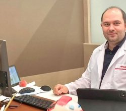 Op. Dr. Burak Akbay, küçük kesi ile alt göz kapağı cerrahisi ile ilgili bilgi verdi. 