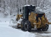 Büyükşehir 24 saat kar mesaisinde: 17 grup yolundan 10’u ulaşıma açıldı