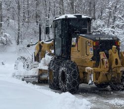 Büyükşehir 24 saat kar mesaisinde: 17 grup yolundan 10’u ulaşıma açıldı