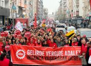 İşçi masayı meydana kurdu