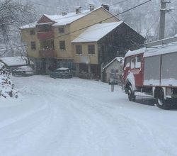 Hendek’te kar yağışı yüzünden 3 okulda ve 17 mahallede eğitime 1 gün ara verildi.
