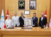 Başkan Alemdar Adapazarı Belediye Başkanı Mutlu Işıksu, AK Parti Adapazarı İlçe Başkanı Samet Çağlayan ve yönetimini konuk etti