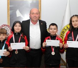 Başkan Mehmet Ata, Başarılı Karatecileri Ağırladı