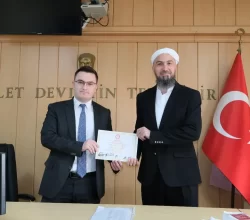 Karapürçek Belediye Başkanı seçilen Mehmet Murat Çoruhlu, mazbatasını alarak görevine başladı.