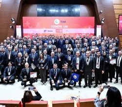 STB Başkanı Mustafa Genç Türkiye İlk 100 Firması ödül töreninde ödülünü aldı