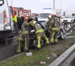 Polis servis minibüsünün karıştığı kazada 1 polis memuru şehit oldu, 16 polis memuru yaralandı.
