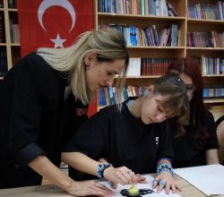 SAMEK’ten anlamlı etkinlik: Sakarya Anadolu Lisesi’nde 29 Ekim coşkusu