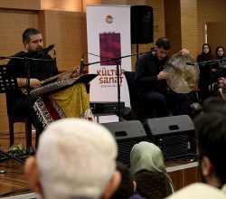 Santurun ustası Sedat Anar Sakarya’da müzikseverleri ‘Şeyh Galip’ tınılarıyla büyüledi