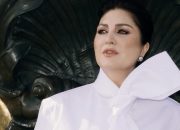 SİBEL CAN PARİS’TE ZAMANSIZ ŞIKLIĞIYLA GÖZ KAMAŞTIRDI