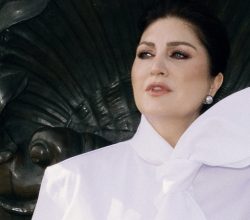 SİBEL CAN PARİS’TE ZAMANSIZ ŞIKLIĞIYLA GÖZ KAMAŞTIRDI