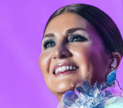SİBEL CAN’DAN IŞILTILI BİR ‘YAZA MERHABA’!