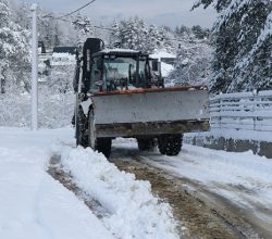 Sapanca Belediyesi Kar Küreme ve Tuzlama Çalışmalarını Aralıksız Sürdürüyor