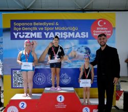 Sapanca’da Çocuklar Cumhuriyet İçin Kulaç Attılar