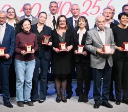 Yıllarını Topluma Adayan Diş hekimleri Plaketle Onurlandırıldı