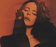 Simge’den Türk Popuna Altın Çağ: “Yılın Albümü” Çıktı, Müzik Dünyası Ayağa Kalktı!